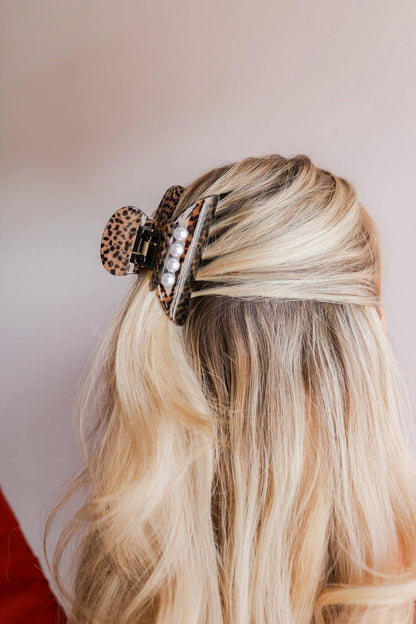 LOVE IS IN THE HAIR CLAW